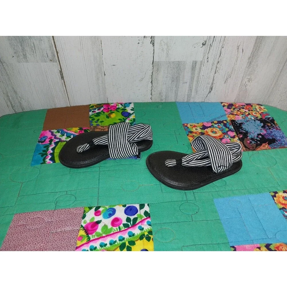Youth Sanuk Girls Yoga Mat Sling Back Black & White Sandals 1011416K ~ Size 7-8